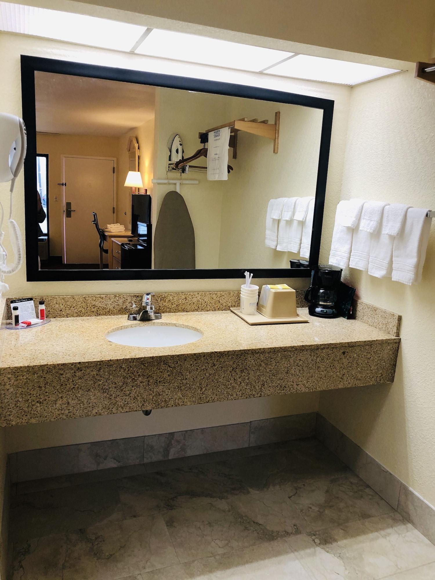 Days Inn & Suites By Wyndham Navarre - Near Beaches Hurlburt Exterior foto