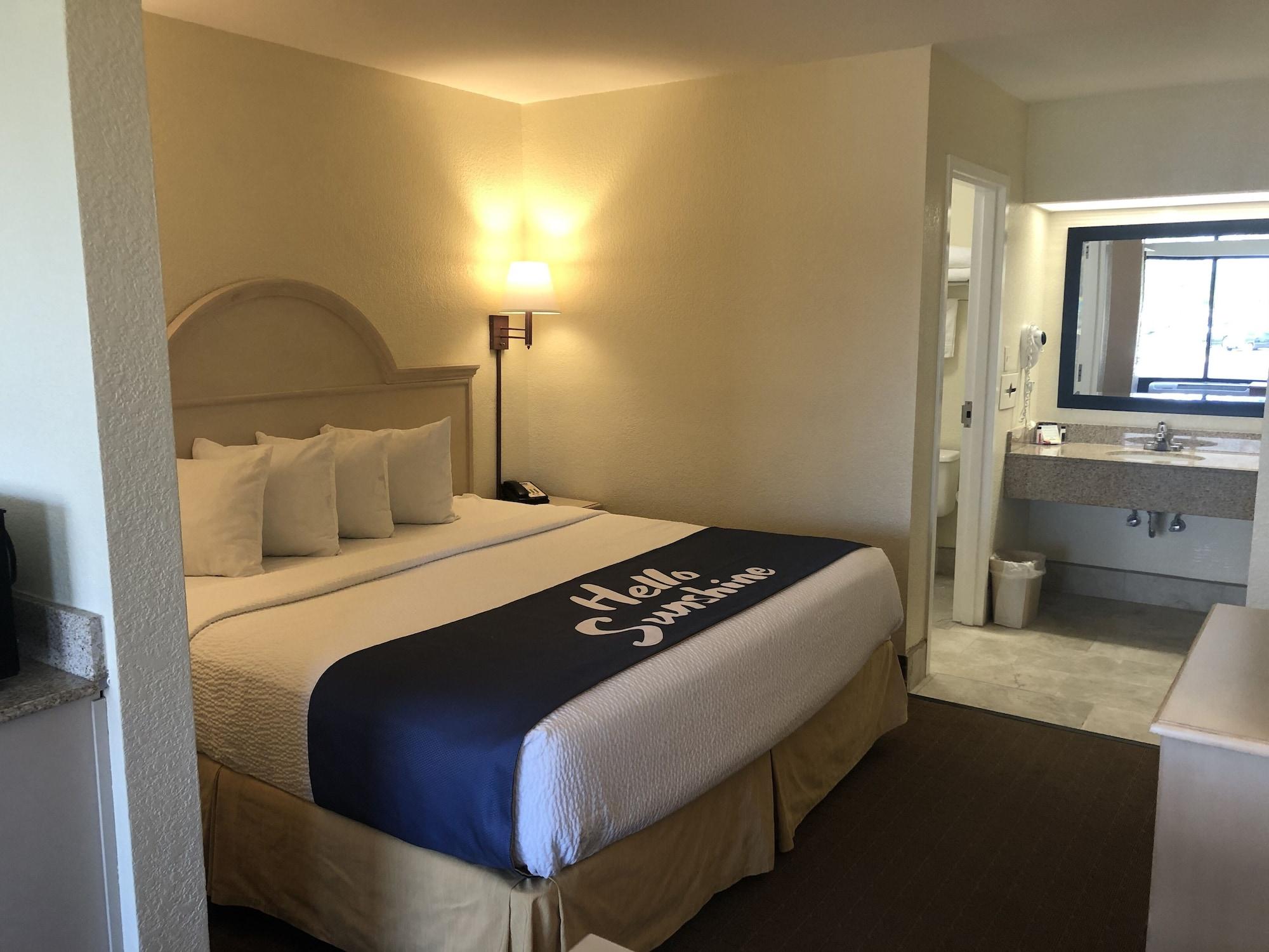 Days Inn & Suites By Wyndham Navarre - Near Beaches Hurlburt Exterior foto